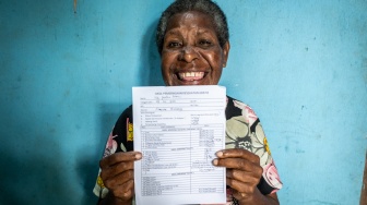 Warga menunjukkan hasil pemeriksaan usai mengikuti layanan jemput bola Program Cek Kesehatan Gratis di Kecamatan Elikobel, Kampung Bonggai, Kabupaten Merauke, Papua Selatan, Selasa (8/7/2025). [ANTARA FOTO/Bayu Pratama S/foc]