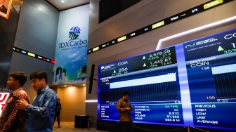 Layar digital menampilkan pergerakan Indeks Harga Saham Gabungan (IHSG) di Bursa Efek Indonesia (BEI), Jakarta, Rabu (9/7/2025). [Suara.com/Alfian Winanto]