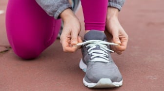 4 Rekomendasi Sepatu Lari Wanita untuk Flat Foot, Bikin Lari Makin Stabil dan Nyaman