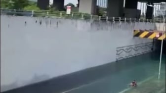 Fenomena Langka di Cikarang: Underpass Tergenang Banjir Jernih, Warga Justru Asyik Berenang