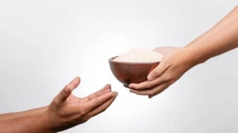 Apa Perbedaan Zakat dan Sedekah? Ini Penjelasannya