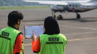 Petugas melihat peta penerbangan Operasi Modifikasi Cuaca (OMC) di Lanud Halim Perdanakusuma, Jakarta, Kamis (10/7/2025). [ANTARA FOTO/Asprilla Dwi Adha/rwa]