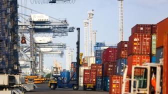 Aktivitas bongkar muat kontainer di Jakarta International Container Terminal (JICT), Tanjung Priok, Jakarta, Kamis (10/7/2025). [Suara.com/Alfian Winanto]