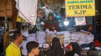 Warga memilih perlangkapan sekolah di Pasar Jatinegara, Jakarta, Kamis (10/7/2025). [Suara.com/Alfian Winanto]