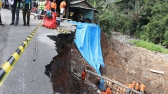 Waspada! Lintas Barat Lampung Longsor Parah, Kendaraan 4 Ton Dilarang Melintas