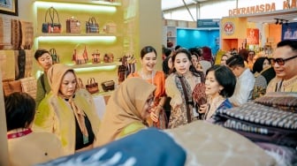 HUT ke-45 Dekranas di Balikpapan, Stan Sumut Pamerkan Tas, Songket, Baju Motif Khas Daerah