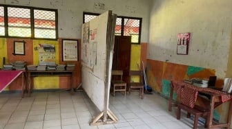 Atap Bocor dan Kelas Disekat: Potret Pendidikan Memilukan di SDN Karaton 5 Pandeglang