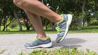 5 Rekomendasi Sepatu Lari Pria untuk Flat Foot Terbaik dan Nyaman, Mulai Rp 500 Ribuan