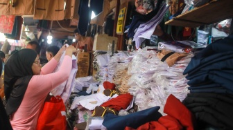 Warga memilih perlangkapan sekolah di Pasar Jatinegara, Jakarta, Kamis (10/7/2025). [Suara.com/Alfian Winanto]