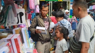 Laris Manis Pasar Jatinegara Jelang Tahun Ajaran Baru