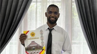 Kisah Yanto Basna, Mantan Bek Andalan Timnas Indonesia yang Kini Resmi Jadi Dosen