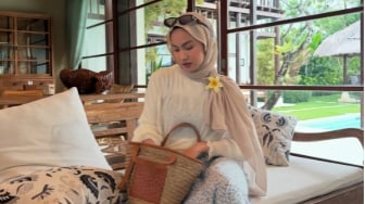 6 Ide Outfit Simpel ala Xaviera Putri untuk Tampil Catchy saat Traveling