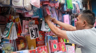 Warga memilih perlangkapan sekolah di Pasar Jatinegara, Jakarta, Kamis (10/7/2025). [Suara.com/Alfian Winanto]