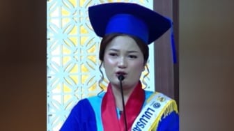 Dari Klaten ke Argentina: Pantun Mahasiswi Kristen UMSU Laura Berujung Beasiswa S2