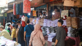 Warga memilih perlangkapan sekolah di Pasar Jatinegara, Jakarta, Kamis (10/7/2025). [Suara.com/Alfian Winanto]
