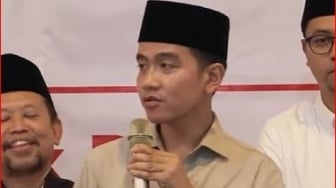 Gibran Titipkan Laptop ke Santri: Pesan untuk Kuasai AI dan Blockchain