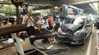 Tabrakan Beruntun di Depan Halte TJ Utan Kayu Jaktim, Mobil Fortuner Berpelat TNI Diduga Pemicunya!