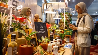 Warga mengunjungi acara Festival Urban Farming 2025 di GOR Soemantri Brodjonegoro, Jakarta, Jumat (11/7/2025). [Suara.com/Alfian Winanto]