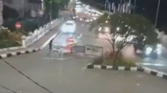 Viral! Pengemudi Nekat Geser Water Barrier di Yogyakarta, Polisi Cari Pengemudi Mobil Putih Pelat B