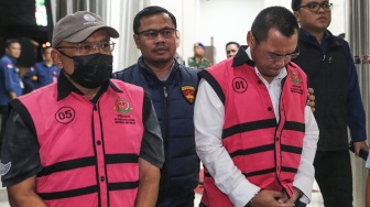 Direktur Pemasaran & Niaga PT Pertamina Tahun 2014 Hanung Budya (kiri) dan Direktur Gas, Pertochemical & New Business PT. Pertamina International Shipping Arif Sukmara (kanan) mengenakan rompi tahanan usai menjalani pemeriksaan di Gedung Kejaksaan Agung, Jakarta, Kamis (10/7/2025). [ANTARA FOTO/Asprilla Dwi Adha/bar]