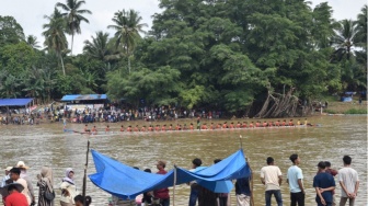 Pacu Jalur: Sungai yang Menyatukan, Tradisi yang Menghidupkan