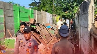 Jadi Sarang Prostitusi dan Miras, Bangunan Liar di Setu Tangsel Dibongkar