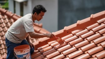 6 Rekomendasi Cat Genteng Anti Bocor, Tahan Hujan Deras dan Panas Terik!