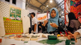 Pengunjung melihat karya yang ditampilkan pada pameran Terasi (Teras Inspirasi) 2025 di Pos Bloc, Jakarta, Sabtu (12/7/2025). [Suara.com/Alfian Winanto]