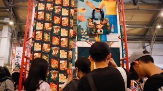 Pengunjung melihat karya yang ditampilkan pada pameran Terasi (Teras Inspirasi) 2025 di Pos Bloc, Jakarta, Sabtu (12/7/2025). [Suara.com/Alfian Winanto]