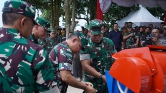 TNI Bantu Petani, Berikan Traktor Hingga Mesin Perontok Padi