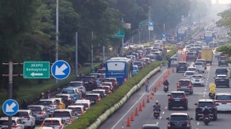Antrean kendaraan menuju ke pintu masuk Pekan Raya Jakarta (PRJ) di JIExpo, Kemayoran, Jakarta, Sabtu (12/7/2025). [Suara.com/Alfian Winanto]
