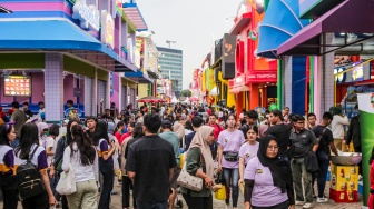 Pengunjung memadati event Jakarta Fair Kemayoran 2025 di JIExpo, Jakarta, Sabtu (12/7/2025). [Suara.com/Alfian Winanto]