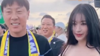 Shin Tae-yong Jalan dengan Cewek Seksi Pakai Kemben, Publik Ingatkan Ada Istri di Rumah