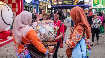 Pengunjung memadati event Jakarta Fair Kemayoran 2025 di JIExpo, Jakarta, Sabtu (12/7/2025). [Suara.com/Alfian Winanto]