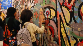 Pengunjung melihat karya yang ditampilkan pada pameran Terasi (Teras Inspirasi) 2025 di Pos Bloc, Jakarta, Sabtu (12/7/2025). [Suara.com/Alfian Winanto]
