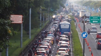 Antrean kendaraan menuju ke pintu masuk Pekan Raya Jakarta (PRJ) di JIExpo, Kemayoran, Jakarta, Sabtu (12/7/2025). [Suara.com/Alfian Winanto]