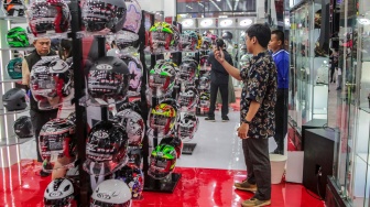 Pengunjung memadati event Jakarta Fair Kemayoran 2025 di JIExpo, Jakarta, Sabtu (12/7/2025). [Suara.com/Alfian Winanto]