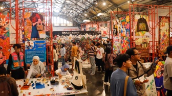 Pengunjung melihat karya yang ditampilkan pada pameran Terasi (Teras Inspirasi) 2025 di Pos Bloc, Jakarta, Sabtu (12/7/2025). [Suara.com/Alfian Winanto]