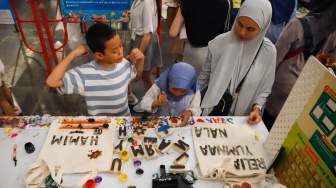 Pengunjung melihat karya yang ditampilkan pada pameran Terasi (Teras Inspirasi) 2025 di Pos Bloc, Jakarta, Sabtu (12/7/2025). [Suara.com/Alfian Winanto]