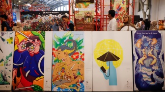 Pengunjung melihat karya yang ditampilkan pada pameran Terasi (Teras Inspirasi) 2025 di Pos Bloc, Jakarta, Sabtu (12/7/2025). [Suara.com/Alfian Winanto]