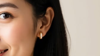 Lagi Ngetren! Anting Huggies Emas, Minimalis tapi Bikin Aura Mewah