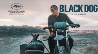 Review Film Black Dog: Lang dan Anjing Hitamnya di Tepian Gurun Gobi
