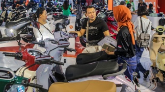 Pengunjung memadati event Jakarta Fair Kemayoran 2025 di JIExpo, Jakarta, Sabtu (12/7/2025). [Suara.com/Alfian Winanto]