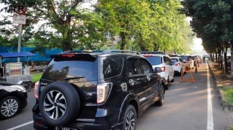 Antrean kendaraan menuju ke pintu masuk Pekan Raya Jakarta (PRJ) di JIExpo, Kemayoran, Jakarta, Sabtu (12/7/2025). [Suara.com/Alfian Winanto]