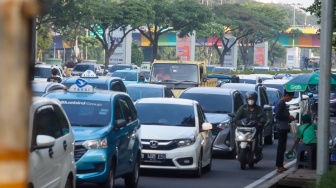 Antrean kendaraan menuju ke pintu masuk Pekan Raya Jakarta (PRJ) di JIExpo, Kemayoran, Jakarta, Sabtu (12/7/2025). [Suara.com/Alfian Winanto]