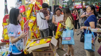 Pengunjung memadati event Jakarta Fair Kemayoran 2025 di JIExpo, Jakarta, Sabtu (12/7/2025). [Suara.com/Alfian Winanto]