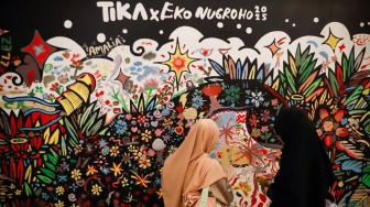 Pengunjung melihat karya yang ditampilkan pada pameran Terasi (Teras Inspirasi) 2025 di Pos Bloc, Jakarta, Sabtu (12/7/2025). [Suara.com/Alfian Winanto]