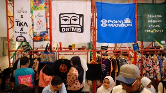 Pengunjung melihat karya yang ditampilkan pada pameran Terasi (Teras Inspirasi) 2025 di Pos Bloc, Jakarta, Sabtu (12/7/2025). [Suara.com/Alfian Winanto]