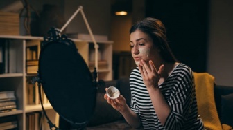 Beda Sleeping Mask dan Krim Malam, Kenali Fungsi dan Kandungannya Sebelum Beli