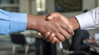 Bolehkan Jabat Tangan dengan Lawan Jenis dalam Islam? Ini Penjelasan Lengkap Ulama